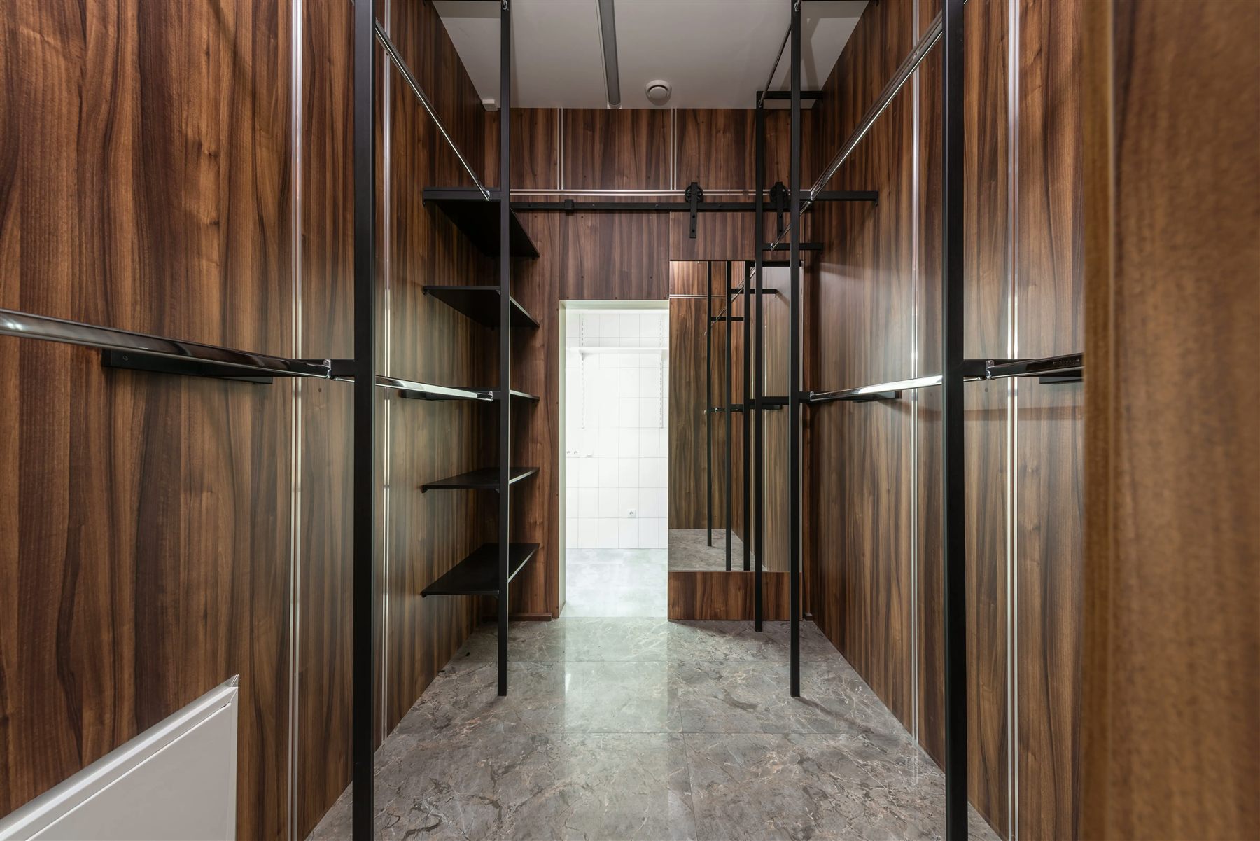 Full-wall closet — tzalam doors